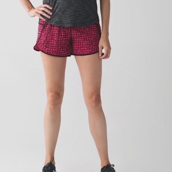 LULULEMON- Tracker Short III Bon Bon Bordeaux - Picture 2 of 13